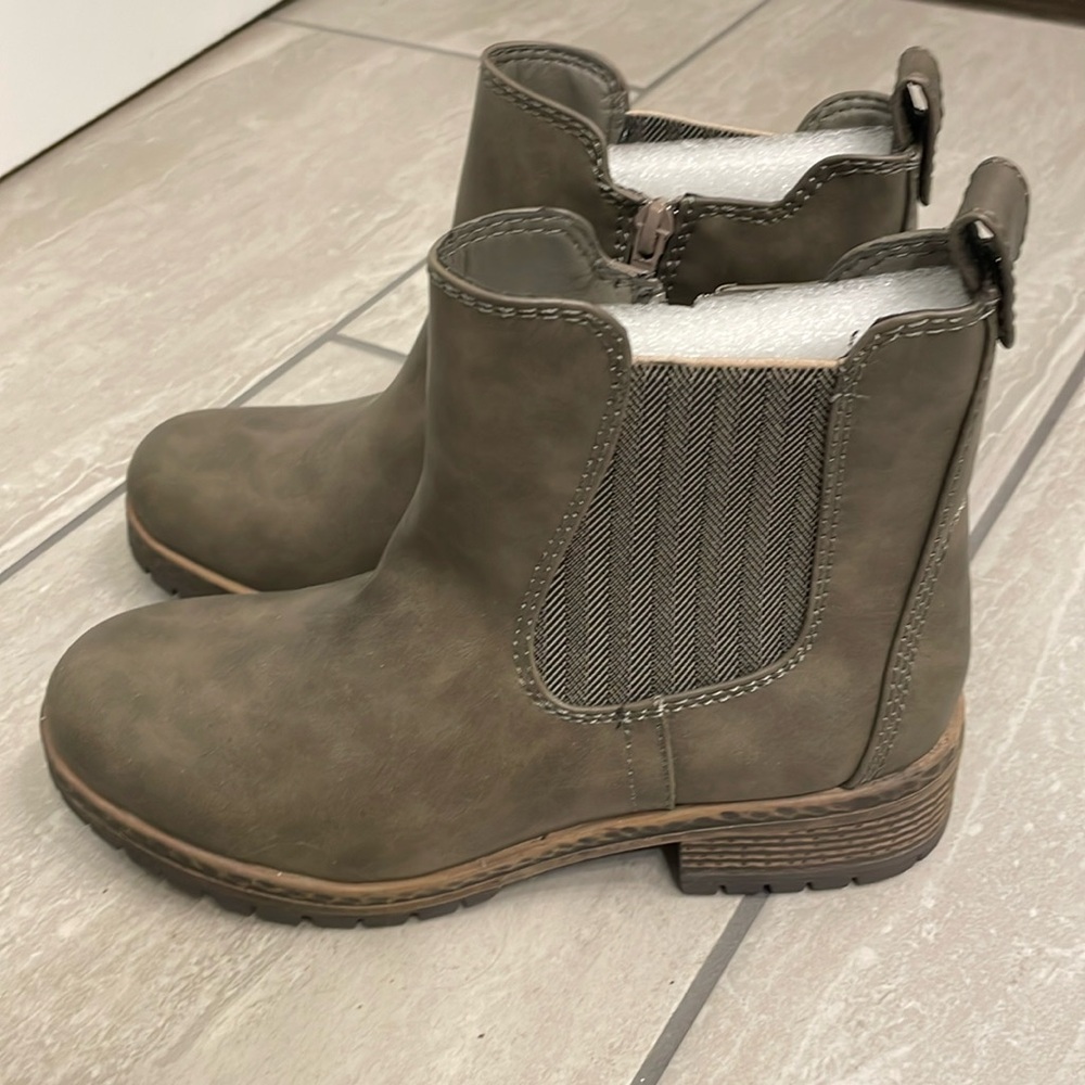 NWT Anna solid Chelsea Adventure Boot in Gray